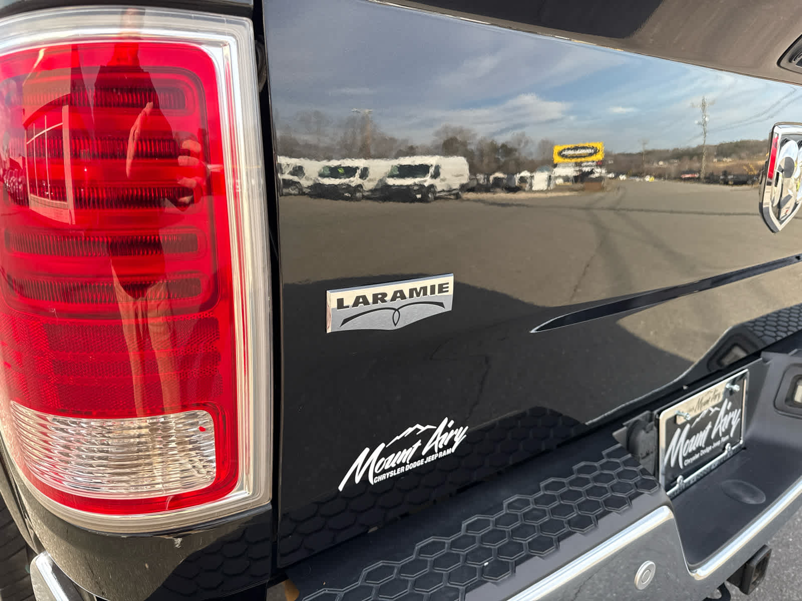 2018 RAM 1500 Laramie Crew Cab 4x4 6'4' Box