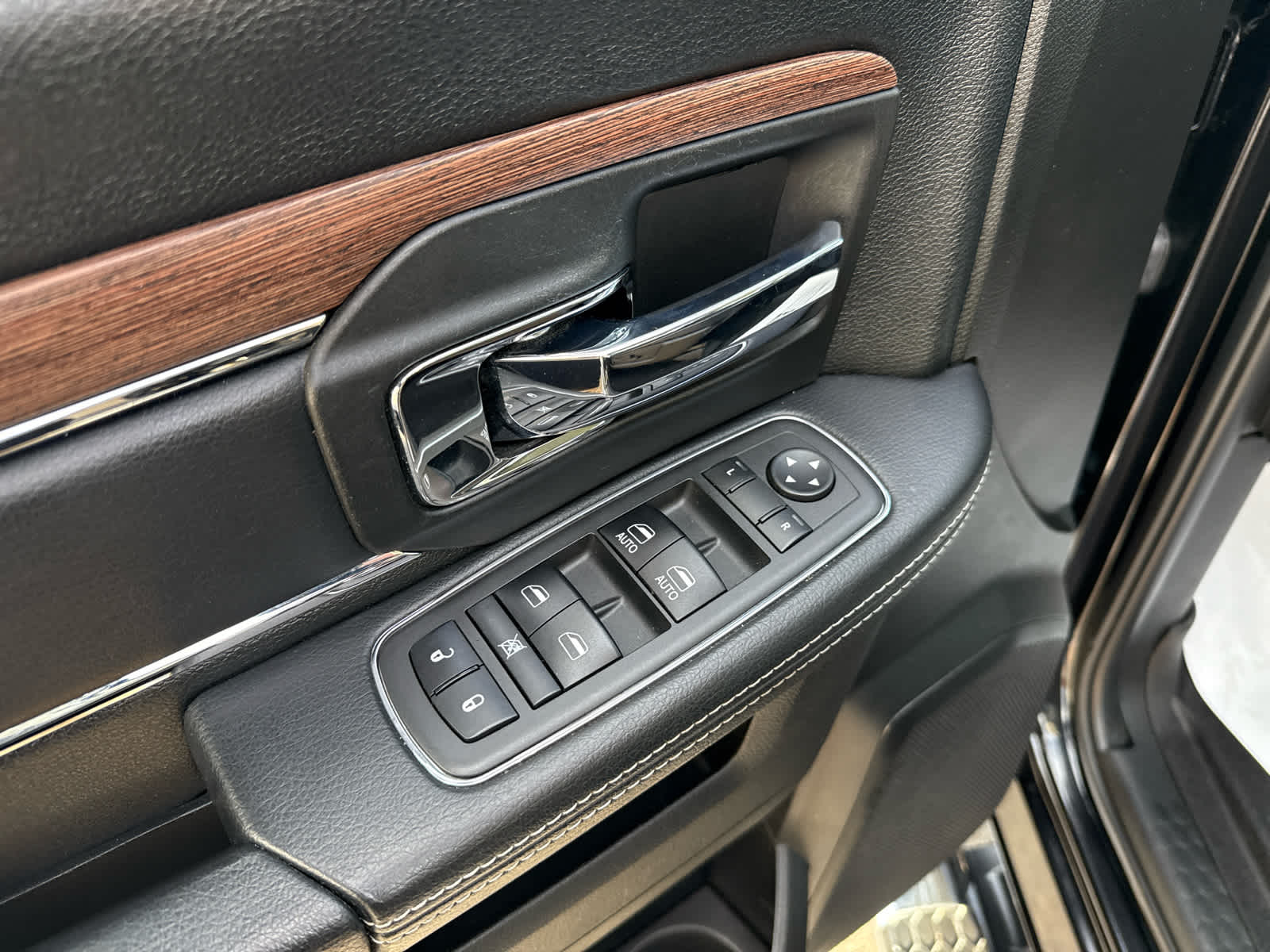 2018 RAM 1500 Laramie Crew Cab 4x4 6'4' Box