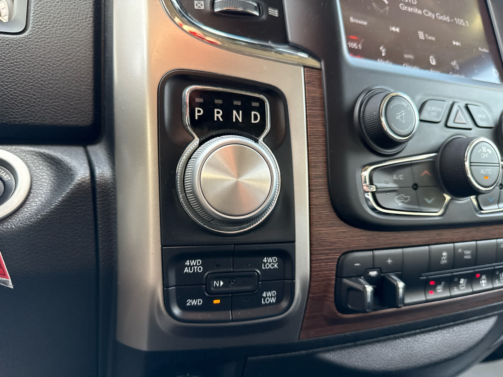 2018 RAM 1500 Laramie Crew Cab 4x4 6'4' Box