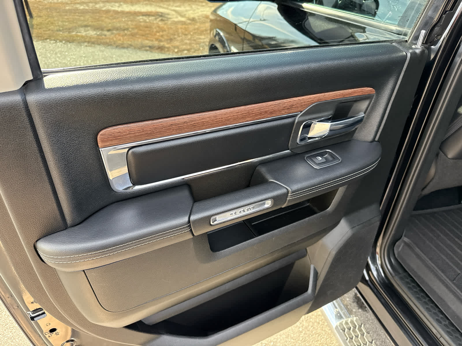 2018 RAM 1500 Laramie Crew Cab 4x4 6'4' Box