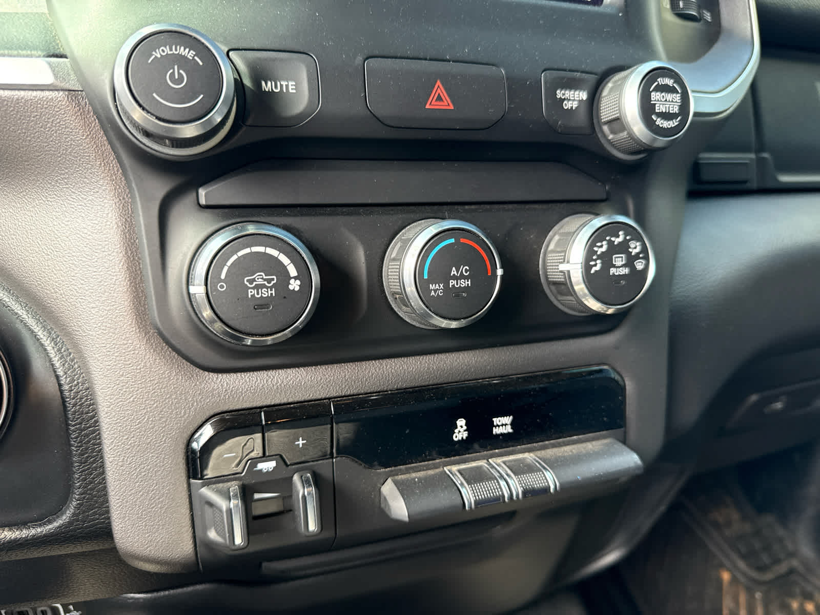 2020 RAM 1500 Big Horn Quad Cab 4x2 6'4' Box