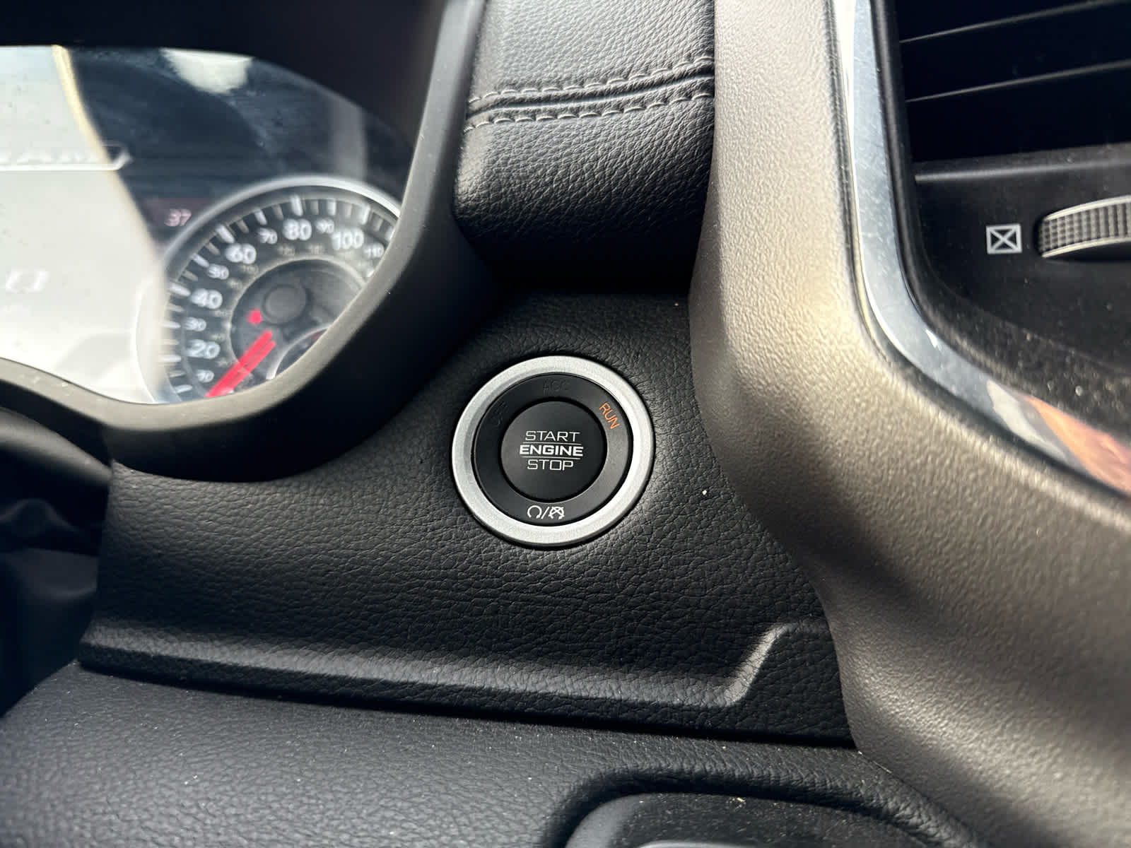 2024 RAM 1500 Laramie Crew Cab 4x4 5'7' Box