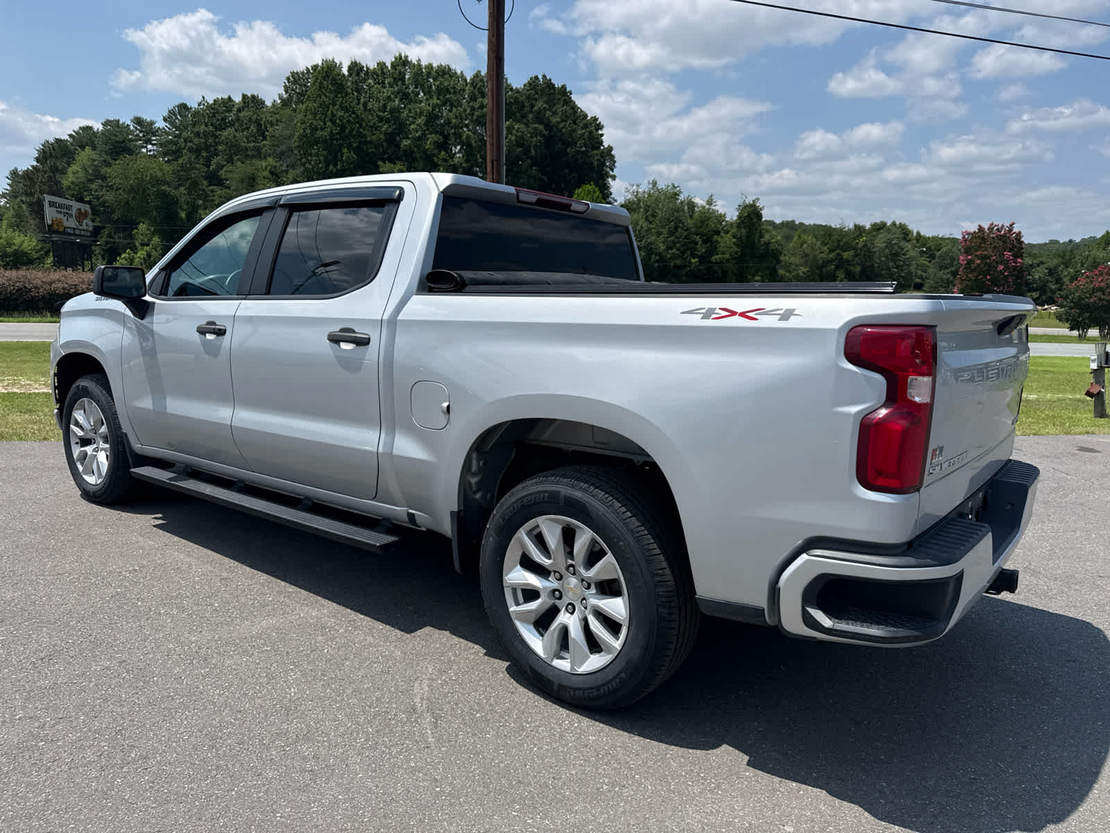 2021 Chevrolet Silverado 1500 4WD Crew Cab Short Bed Custom