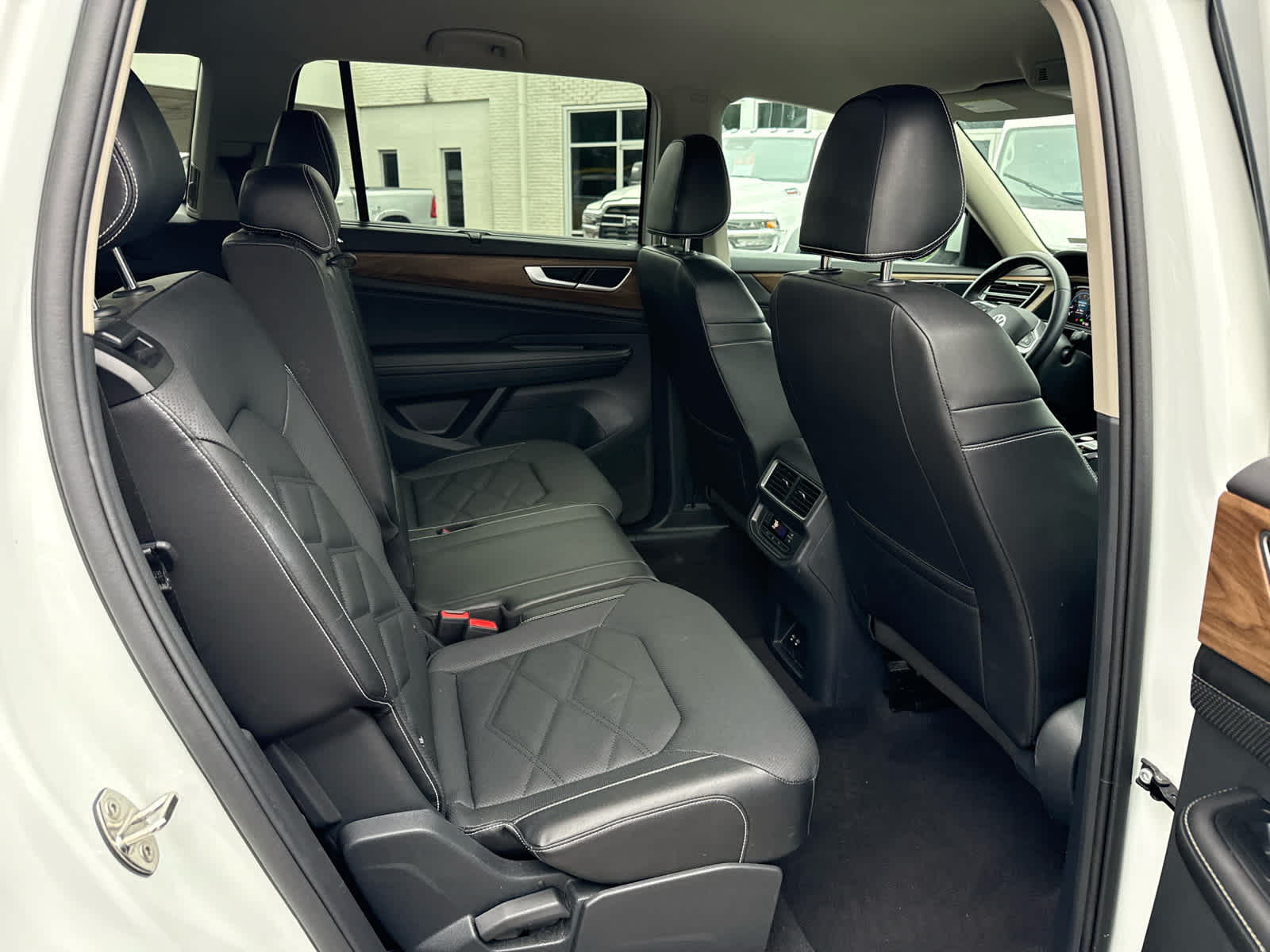 2025 Volkswagen Atlas 2.0T SE w/Technology
