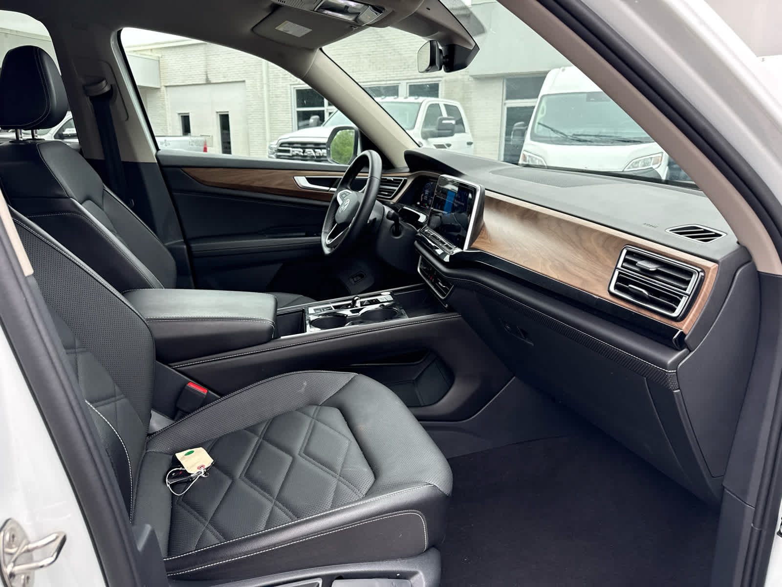 2025 Volkswagen Atlas 2.0T SE w/Technology