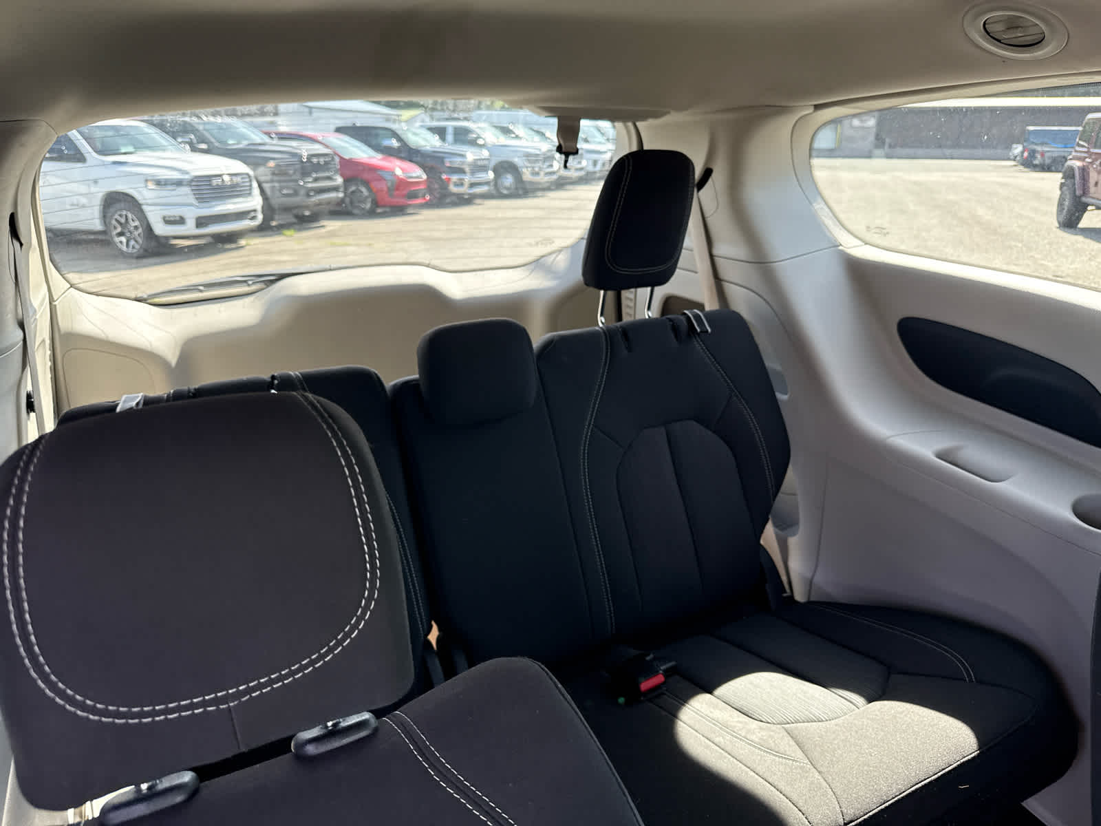 2023 Chrysler Voyager LX