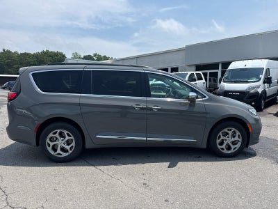 2022 Chrysler Pacifica Limited AWD