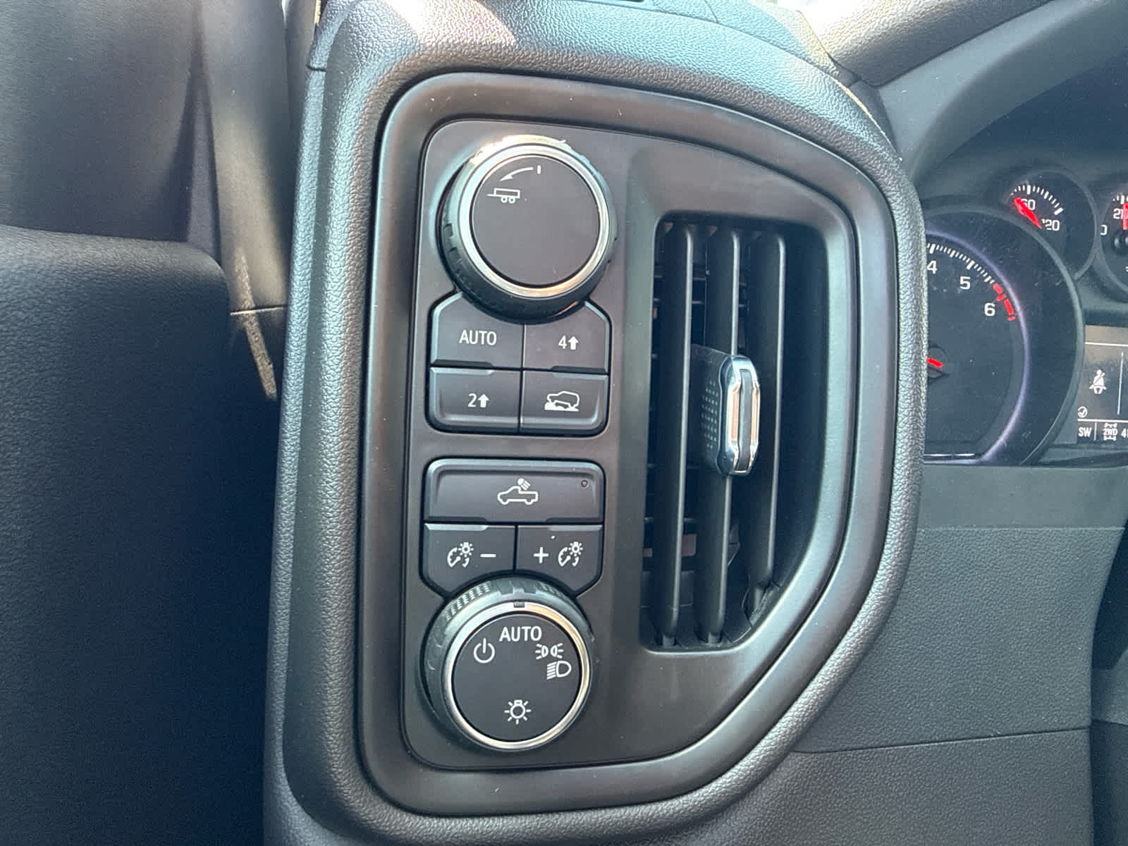 2023 Chevrolet Silverado 1500 4WD Crew Cab Short Bed Custom