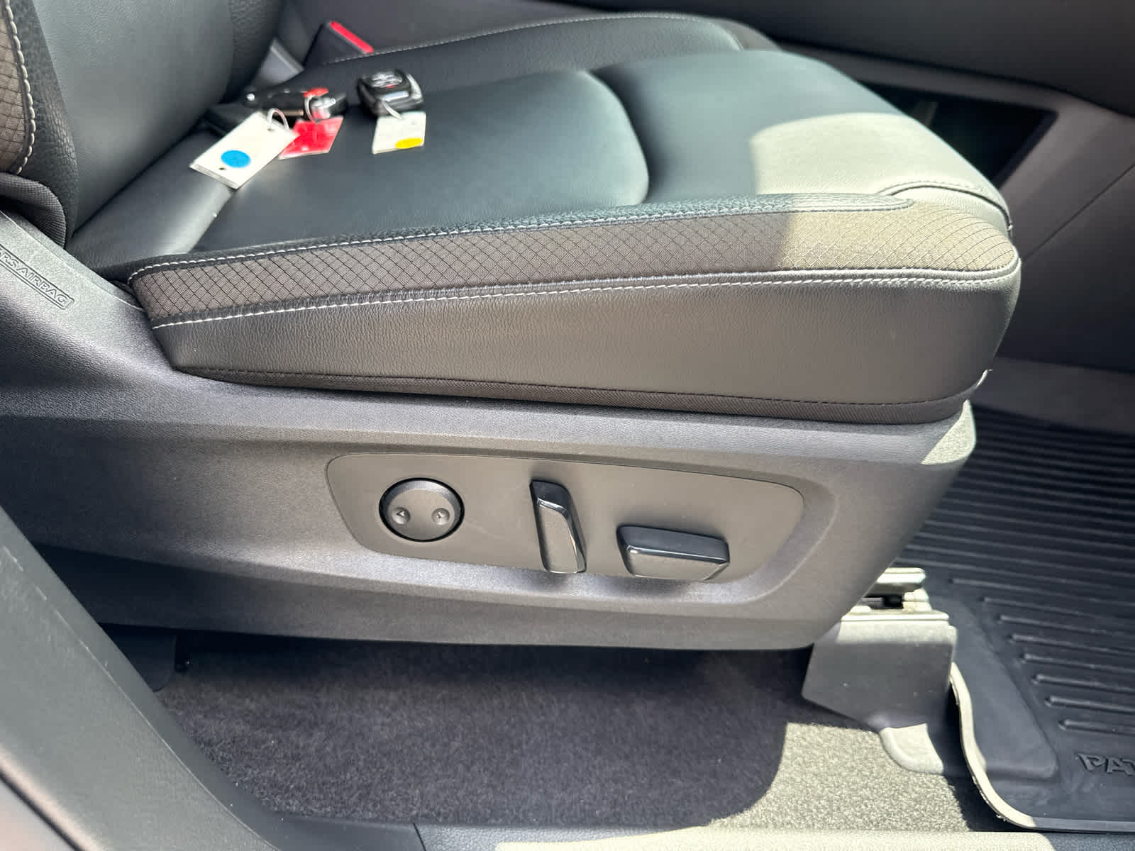 2025 Nissan Pathfinder SL FWD