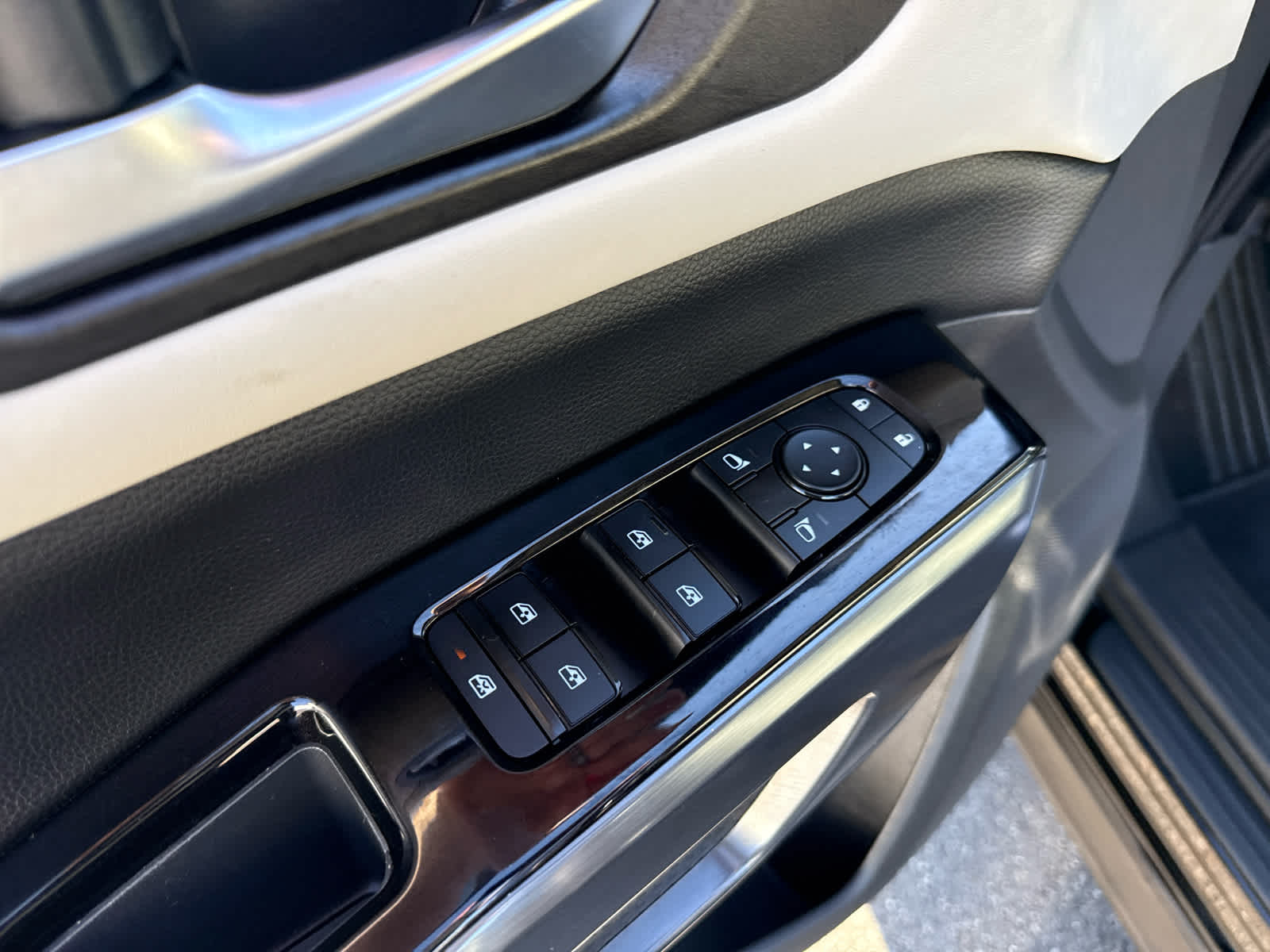 2023 Nissan Pathfinder SL 4WD