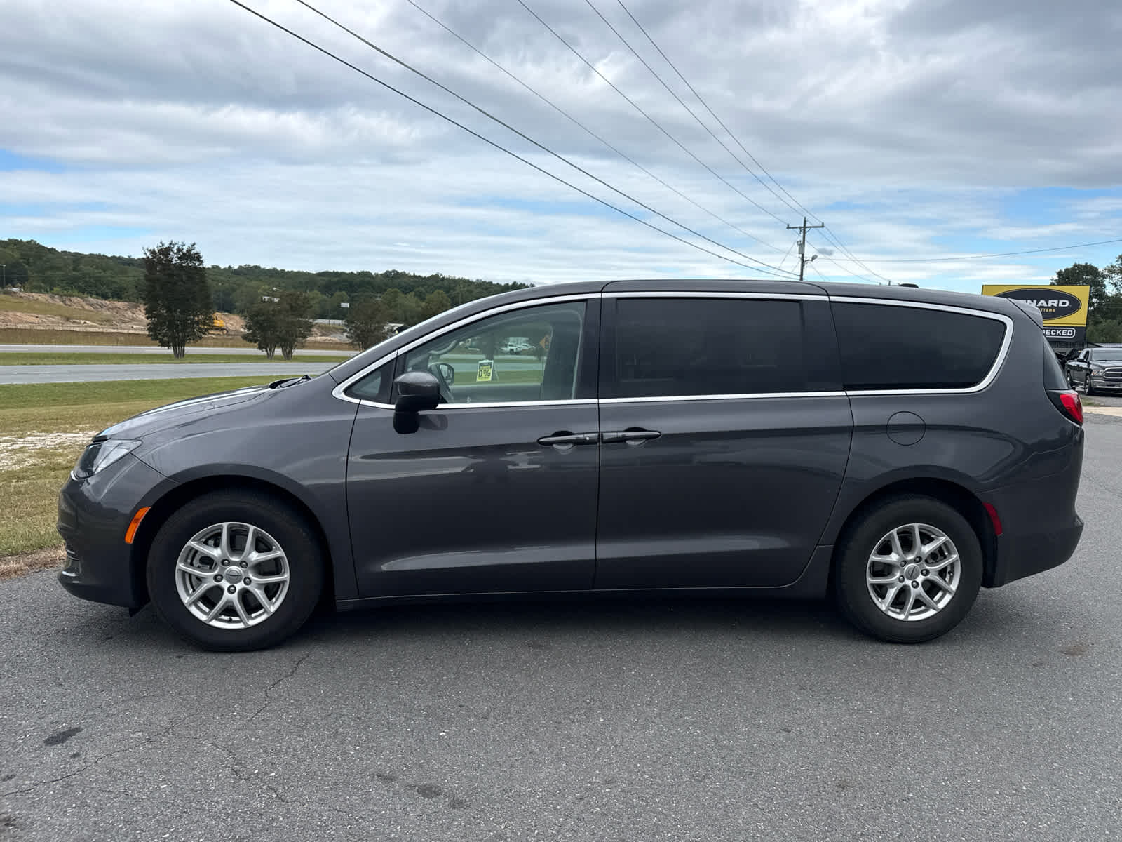 2023 Chrysler Voyager LX