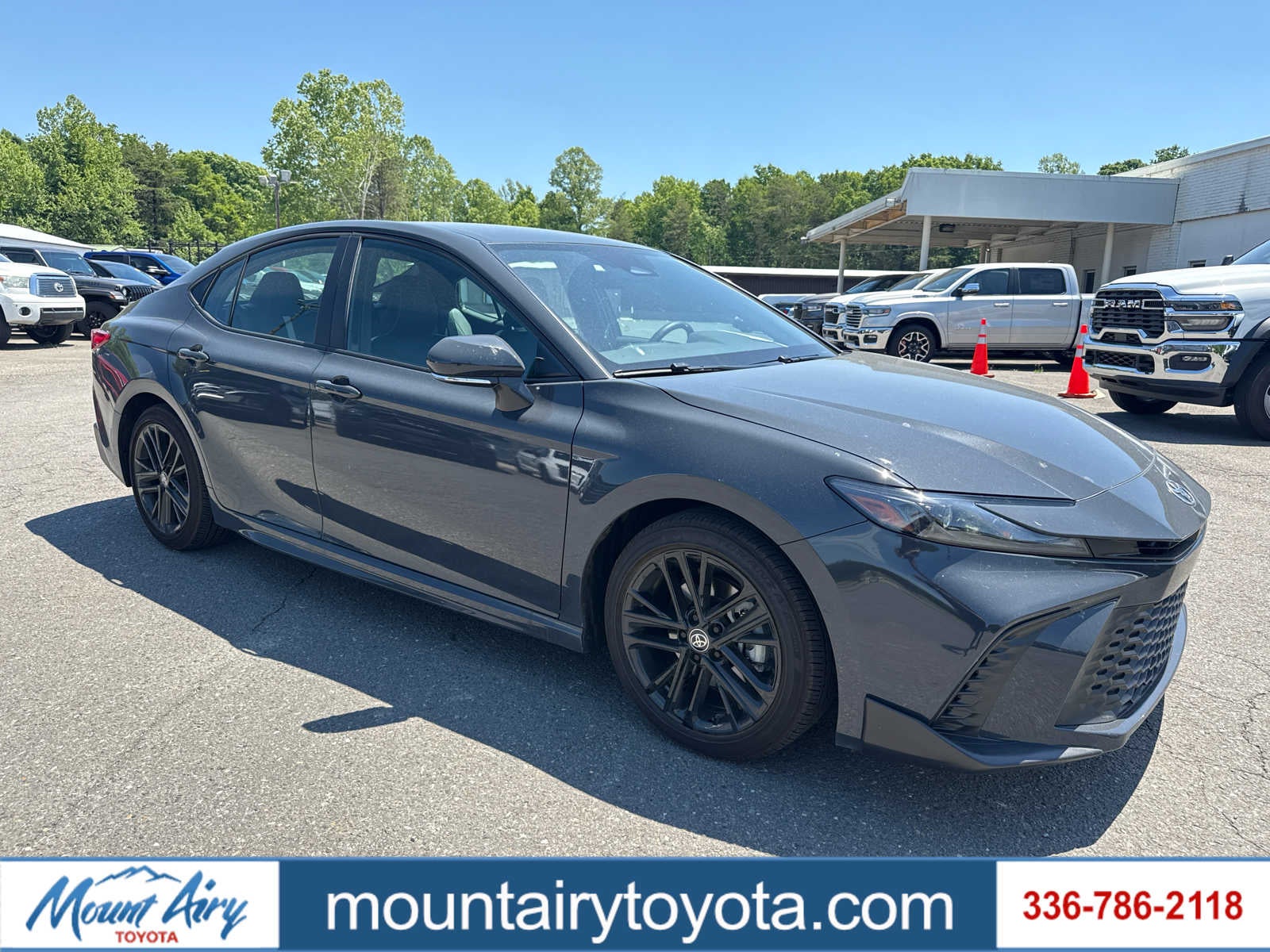 2025 Toyota Camry SE Hybrid's photo