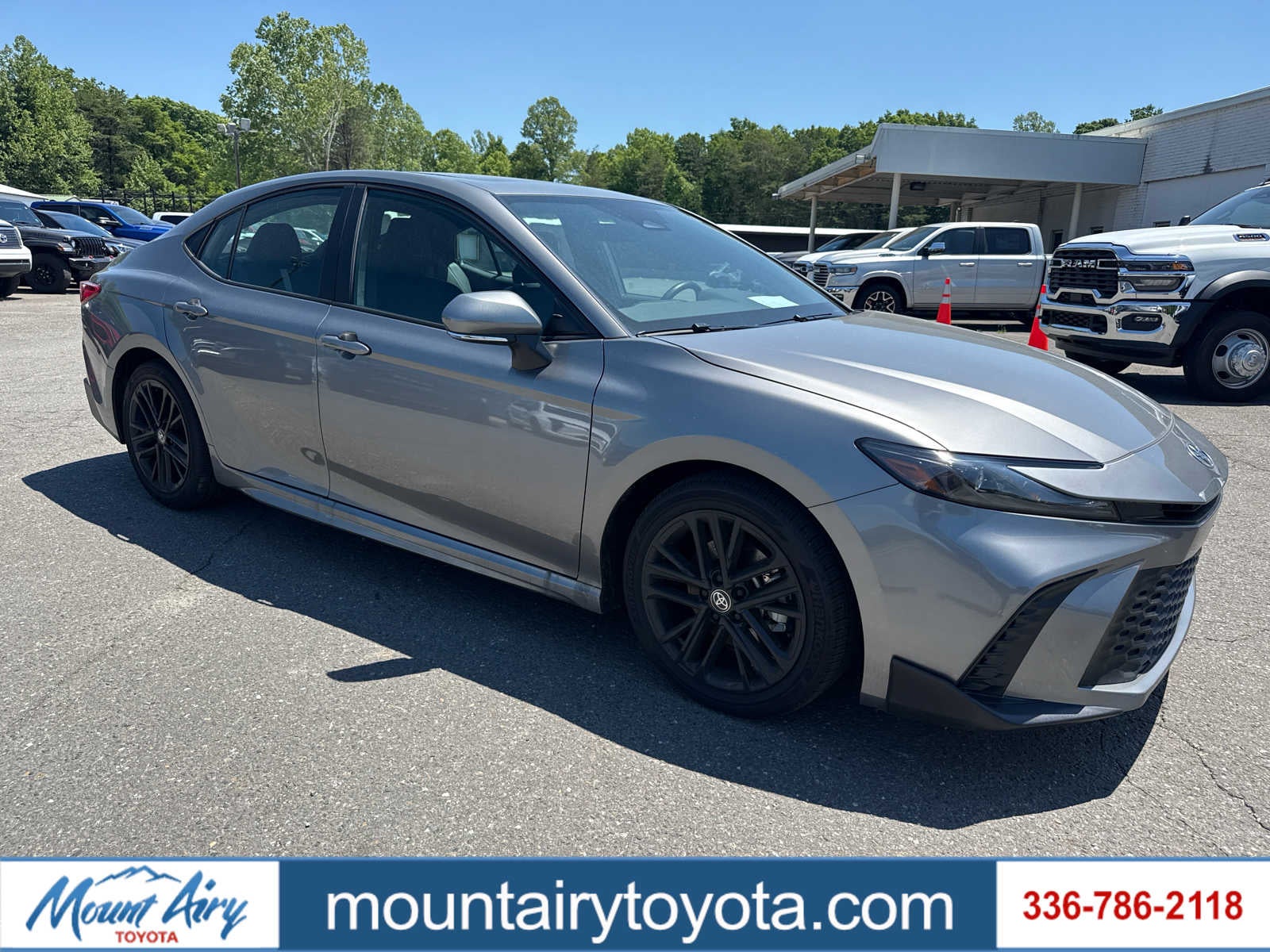 2025 Toyota Camry SE Hybrid's photo
