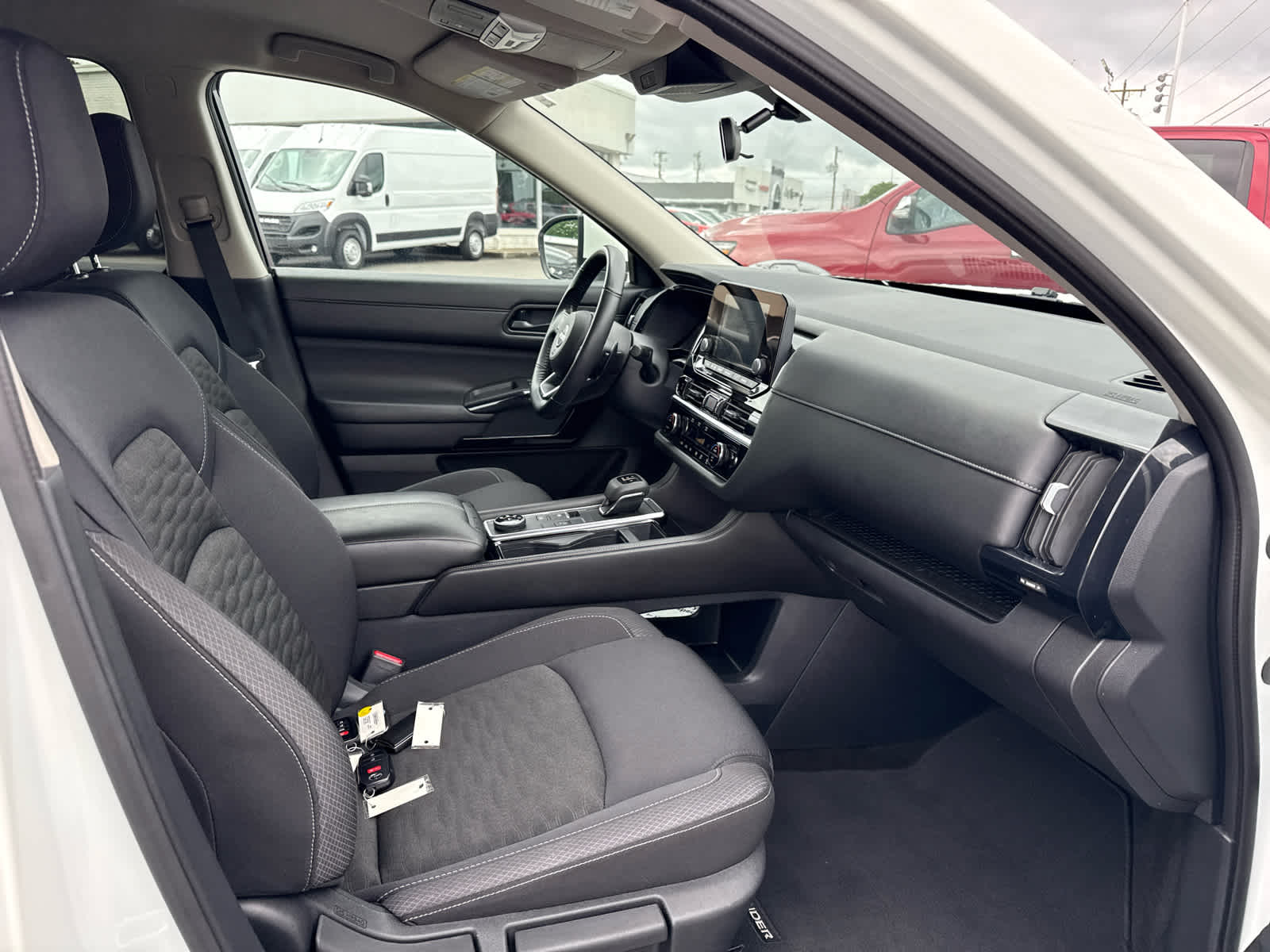 2025 Nissan Pathfinder SV
