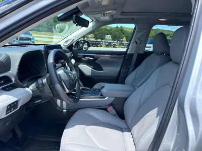 2023 Toyota Highlander Hybrid Platinum