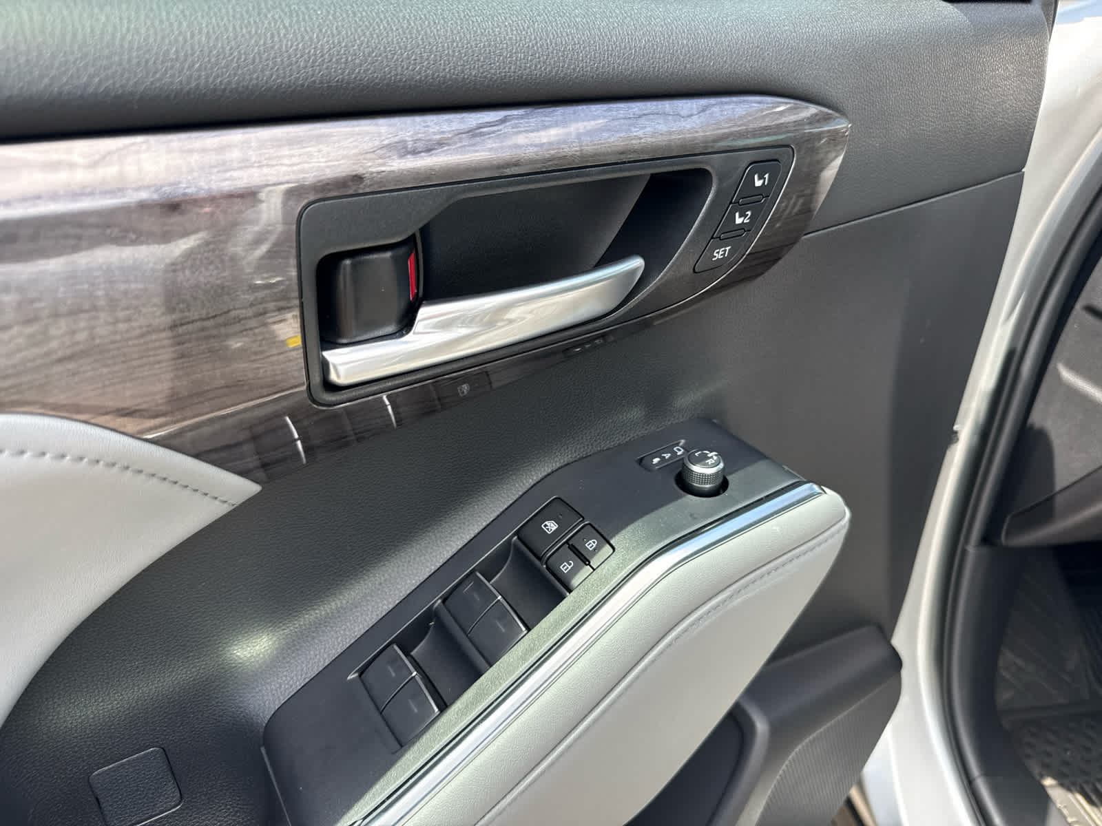 2023 Toyota Highlander Hybrid Platinum