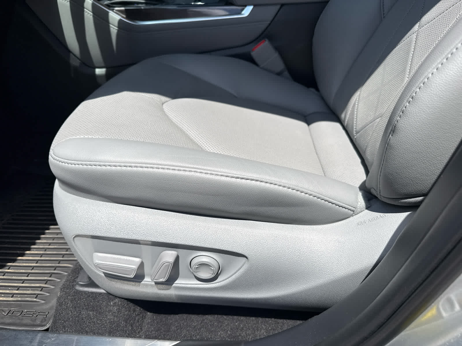 2023 Toyota Highlander Hybrid Platinum