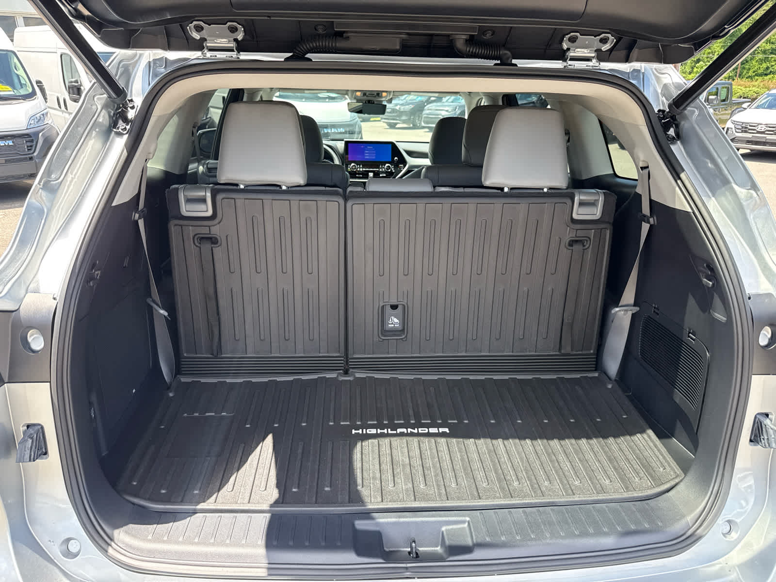 2023 Toyota Highlander Hybrid Platinum