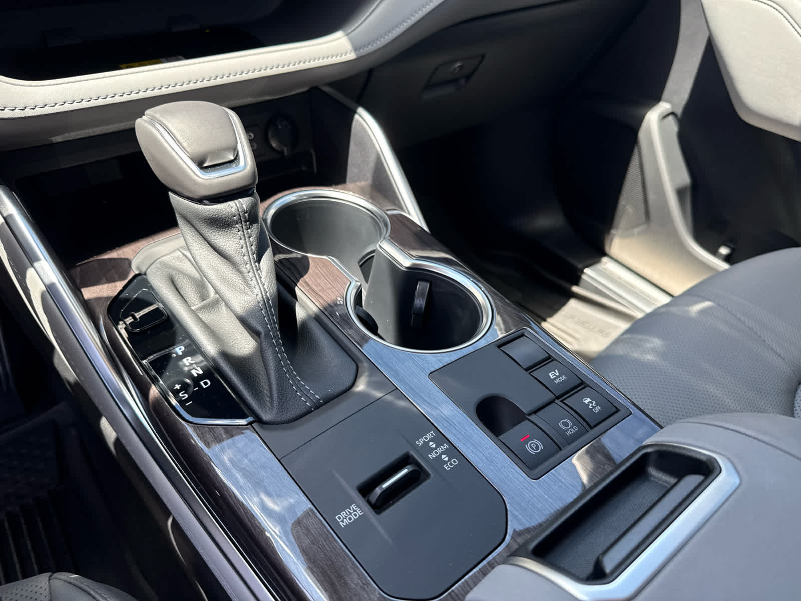 2023 Toyota Highlander Hybrid Platinum