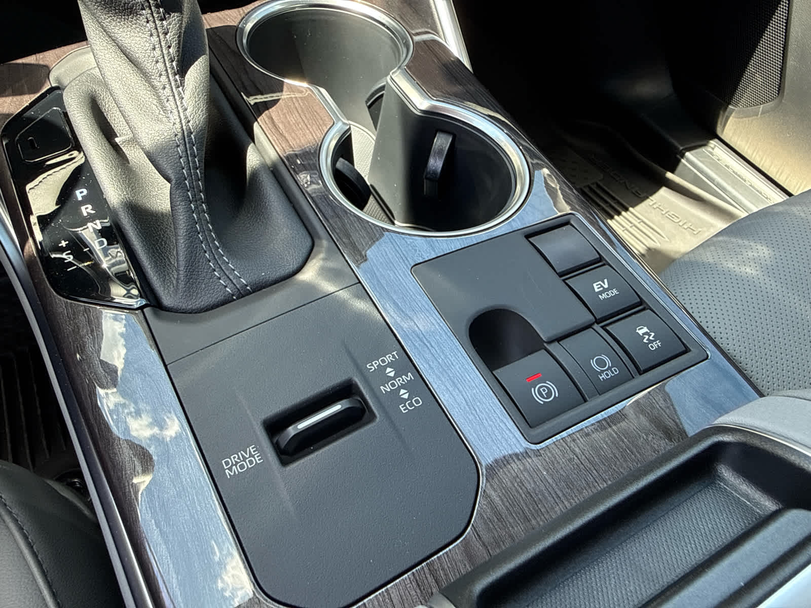2023 Toyota Highlander Hybrid Platinum