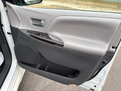 2018 Toyota Sienna XLE Auto Access Seat